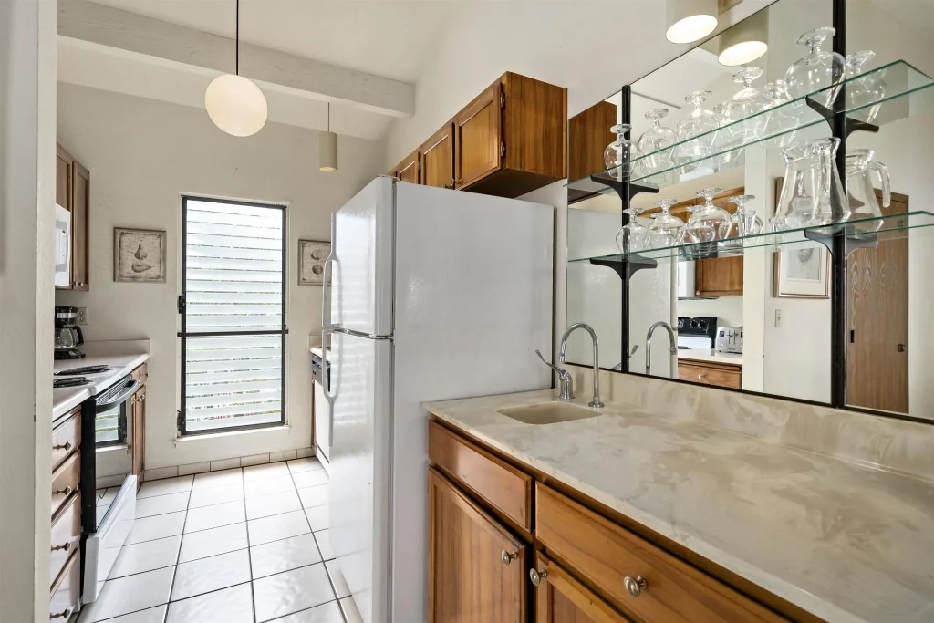 Maui Hill tennis court and outdoor resort amenities in South Kihei